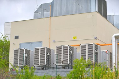 Obr. Umístění kaskády tepelných čerpadel bylo vybráno i s ohledem na omezení šíření hluku.