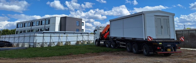 Obr. Kontejner s tepelnými čerpadly a všemi potřebnými prvky má rozměry vyhovující nákladní silniční přepravě