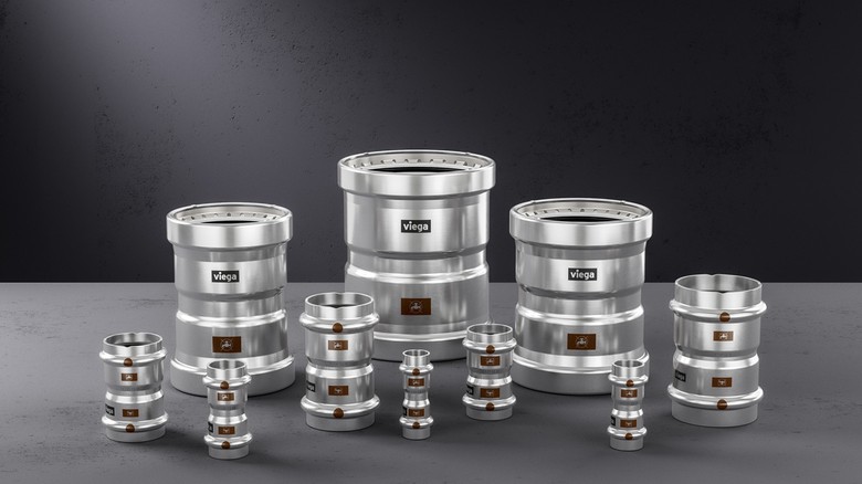 Potrubní systém Viega Temponox s nerezovými lisovacími spojkami (chrom-nikl) je k dispozici v široké škále rozměrů od 15 do 108 mm. (foto: Viega) Potrubní systém Viega Temponox s nerezovými lisovacími spojkami (chrom-nikl) je k dispozici v široké škále rozměrů od 15 do 108 mm. (foto: Viega)