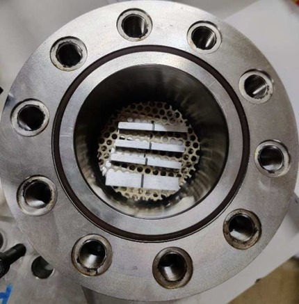 Obr. 1 Uložení vzorků v autoklávu před začátkem expozice