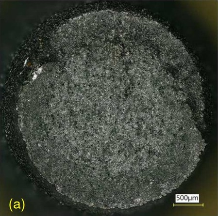 Obr. 8 Vzorek X-52 přetržený na vzduchu: (a) celkový pohled na lomovou plochu