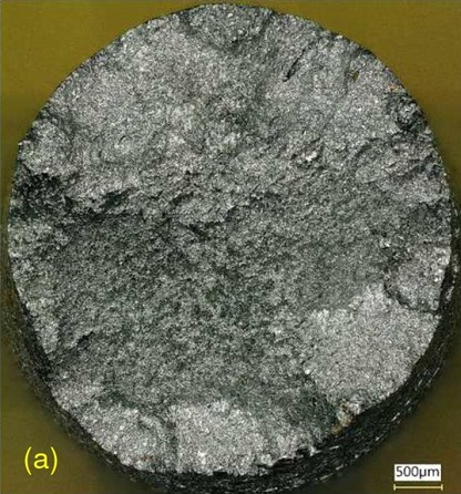 Obr. 9 Vzorek X-52 přetržený ve vodíku: (a) celkový pohled na lomovou plochu