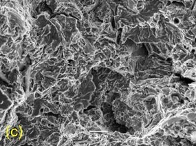 Obr. 9 Vzorek X-52 přetržený ve vodíku: (c) transkrystalický štěpný lom
