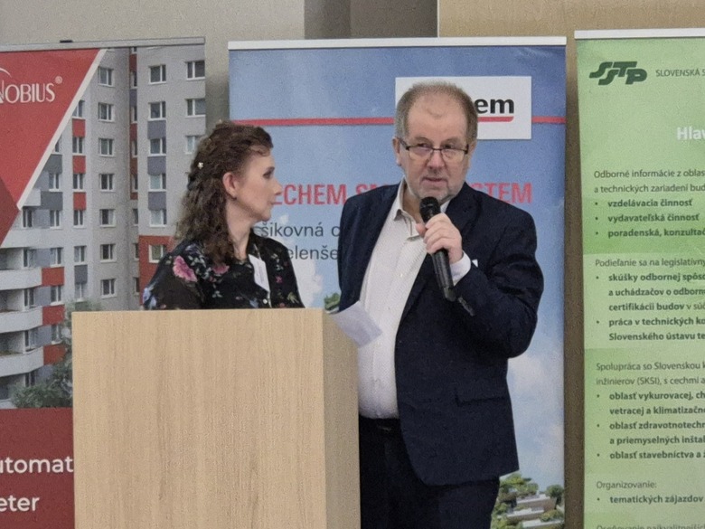 Obr.&nbsp;Slovenskou konferenci MaRT 2025 zah�jil odborn� garant, Ing.&nbsp;Michal Piterka. Vlevo Jana Lehotov� N�tov� – organiza�n� garant akc� SSTP