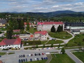 Nemocnice Jilemnice �e�ila energetickou efektivitu. Ro�n� d�ky �e�en� od E.ON Energy Solution u�et�� na dod�vk�ch tepla i za osv�tlen�.