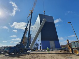 Jeřáby osadily komín pro novou teplárnu na odpad v Komořanech