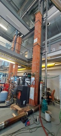 Obr. 1 Schéma experimentálního uspořádání: a – spalovací zařízení a cihlový komín (výška 7 m)