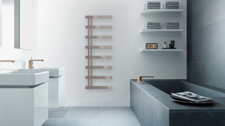 Model Zehnder Alban zaujme čistými geometrickými liniemi a minimalistickým vzhledem. Povrch v provedení kartáčovaný černý chrom dobře doplňuje moderní koupelny založené na jednoduchých tvarech a kontrastních prvcích. Model Zehnder Alban zaujme čistými geometrickými liniemi a minimalistickým vzhledem. Povrch v provedení kartáčovaný černý chrom dobře doplňuje moderní koupelny založené na jednoduchých tvarech a kontrastních prvcích.