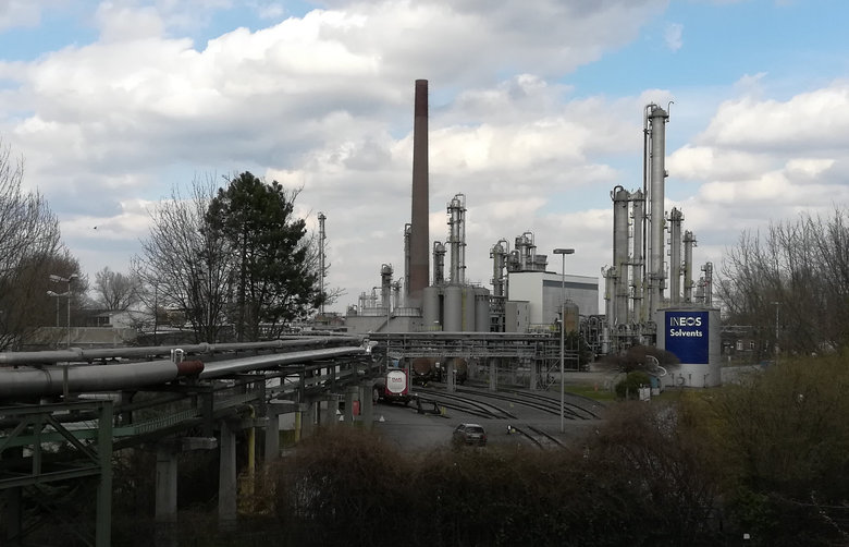 Chemický závod INEOS Solvents v Herne poskytuje odpadní teplo pro místní síť dálkového vytápění. Zdroj: ChemSim/Wikimedia CC BY-SA 4.0
