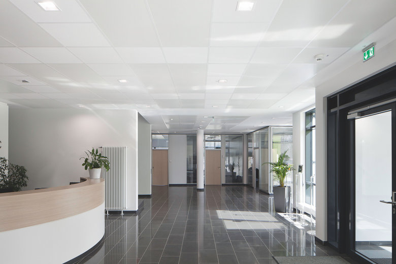 Zavěšení panelů Zehnder Alumline pod strop