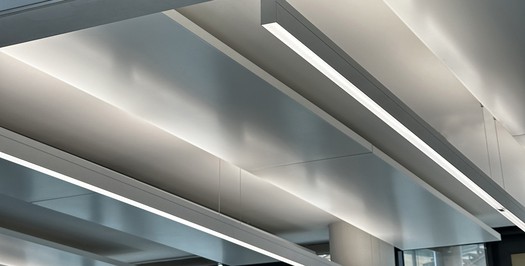 Obr. Požadavek investora na zavěšení panelů 150 mm pod stropem byl splněn zhotovením závěsů na míru