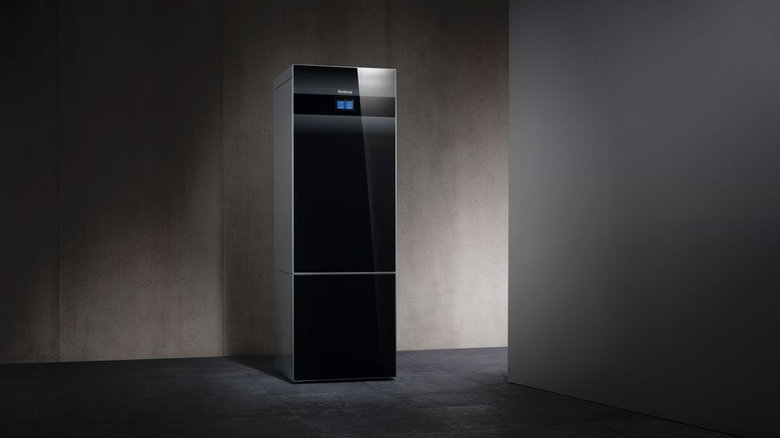 Moderní design Titanium tepelného čerpadla Logatherm WSW186i.2 v interiéru technické místnosti.