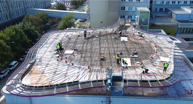 Obr. Pohled na plochu heliportu v průběhu instalace elektrických topných kabelů ECOFLOOR od FENIX.