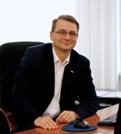 Boris lapota vystudoval Vysokou kolu ekonomickou v Praze. Na pozici obchodnho editele VIADRUS a.s. nastoupil v listopadu 2014. 