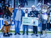 Fotografie se astnm vhercem (v&nbsp;hokejovm dresu)