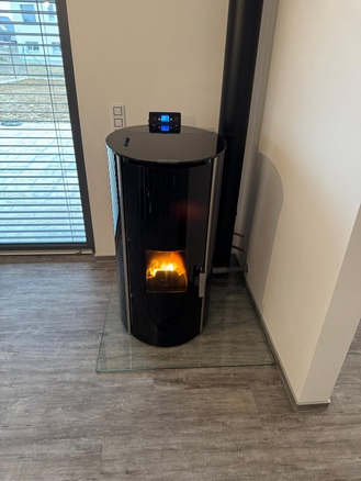 Teplovodní peletová kamna ZVRGL: Spojení luxusního skla a automatiky